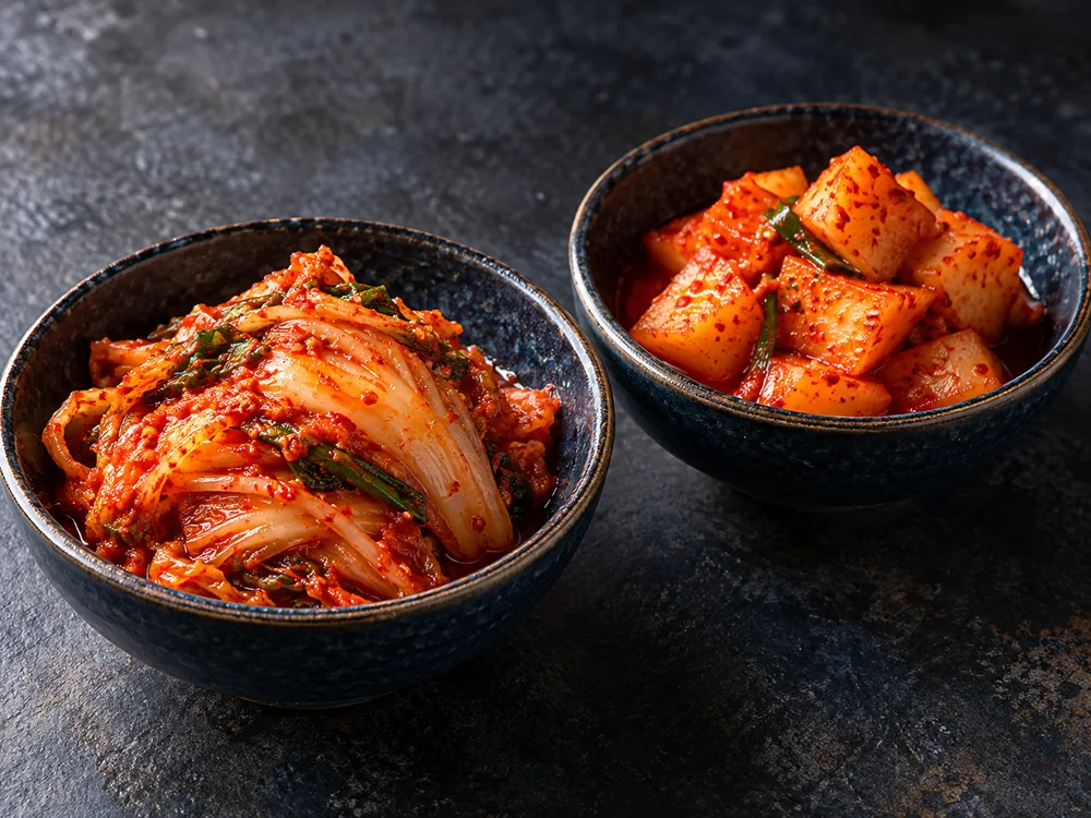 韓式小菜餐點情境示意，品項以現場供應為準