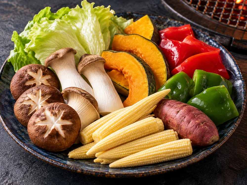 新鮮蔬菜餐點情境示意，品項以現場供應為準